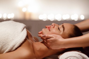 Kadının anti aging yüz masajı, yan görünüm