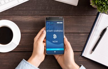 Eller smartphone ekranında Application kazanç Bitcoin