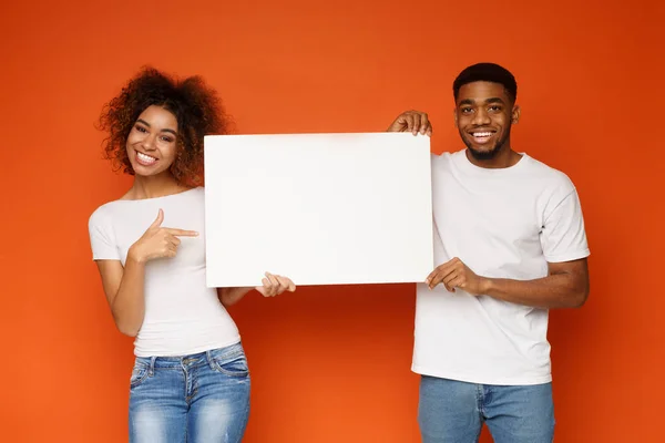 Афро-американських чоловік і жінка позує з білої дошки порожній — стокове фото