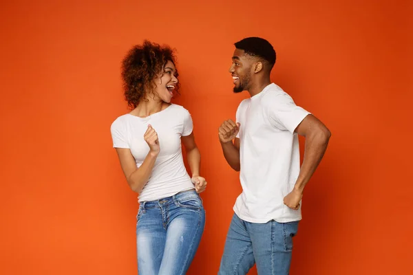 Nettes afrikanisch-amerikanisches Liebespaar flirtet und tanzt zusammen — Stockfoto