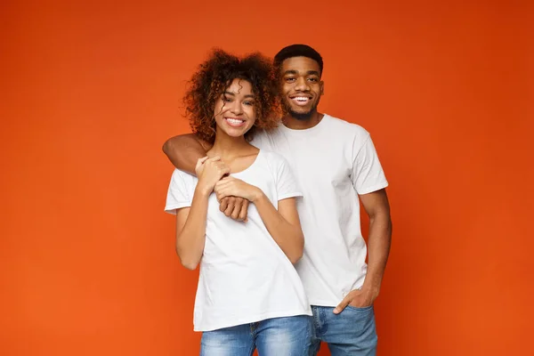 Adorabile coppia afro-americana innamorata sorridente alla macchina fotografica — Foto Stock