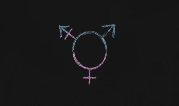 Símbolo transgénero desenhado sobre fundo de quadro preto — Fotografia de Stock