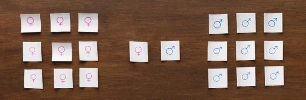 Conceptual photo with paper cards with male and female symbol — Stock Photo, Image