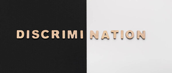 Разделение слов на черно-белом контрастном фоне
