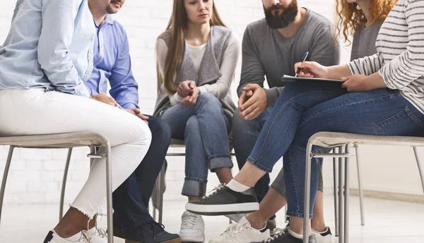 Terapeuta hablando con un grupo de rehabilitación en la sesión de terapia — Foto de Stock