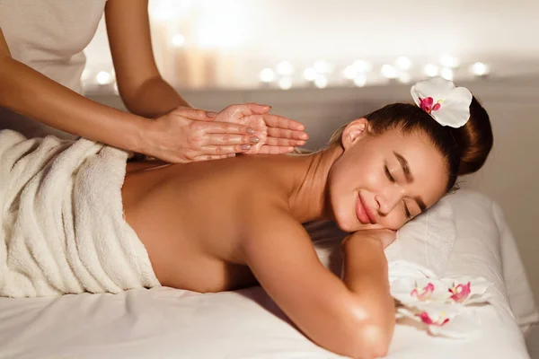 Cuidado com a pele. Mulher desfrutando relaxante massagem nas costas — Fotografia de Stock
