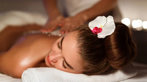 Tratamentos de Spa. Mulher tendo massagem nas costas no salão de spa — Fotografia de Stock