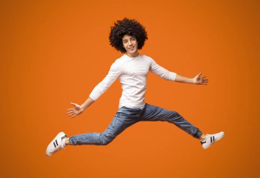 Komik genç siyah adam havada yürüyüş