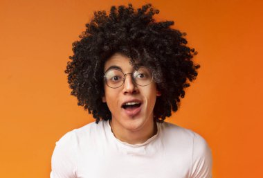 Hayret gür siyah adam büyük surprisement ifade