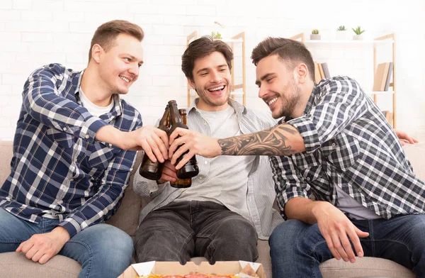 Вітаю. Щасливі друзі п'ють пиво вдома — стокове фото