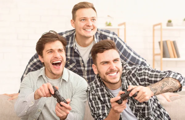 Jugadores ávidos. Hombres emocionados jugando videojuego —  Fotos de Stock
