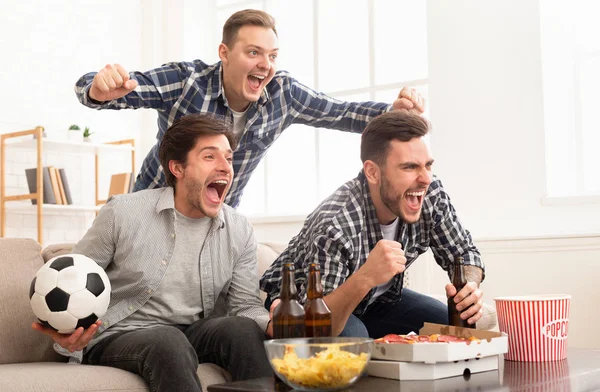Aufgeregte Freunde schauen Fußballspiel und schreien — Stockfoto