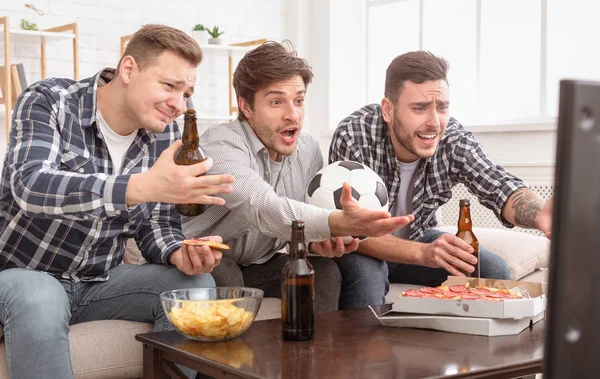 Rozczarowany przyjaciółmi oglądania meczu piłki nożnej, zdenerwowany o utracie — Zdjęcie stockowe