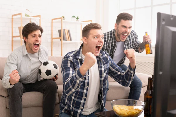 Doel. Erg enthousiast vrienden kijken naar voetbalwedstrijd — Stockfoto