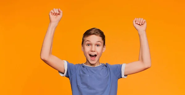 Ragazzo emotivo alzando le mani e urlando su arancione — Foto Stock