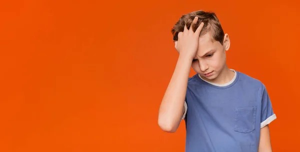 Stresovaní kluk dotýká jeho hlavu v zoufalství — Stock fotografie