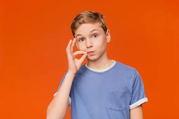 Söt tonåring pojke låsning munnen som zip-lås — Stockfoto