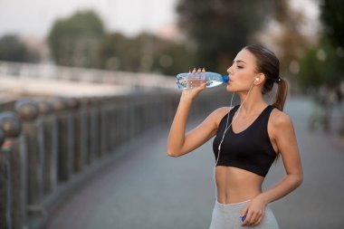Sportif kız rahatlatıcı ve gücü sabit egzersiz yaptıktan sonra geri yükleme..