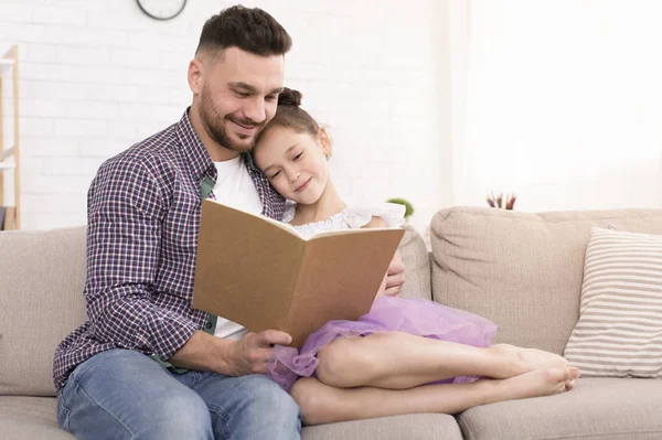 Menina e pai gostando de livro juntos — Fotografia de Stock