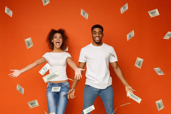 Jonge zwarte paar genieten van geld bankbiljetten douche — Stockfoto