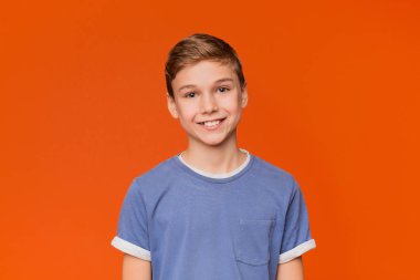 Turuncu zemin üzerine genç çocuk portresi