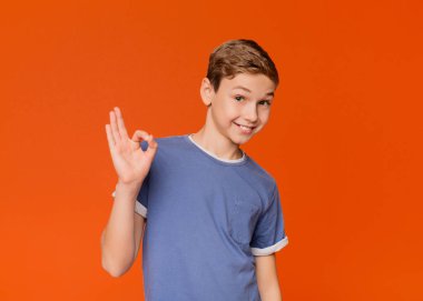 Sevimli çocuk ok işareti, gülümseyen pozitif gösterilen