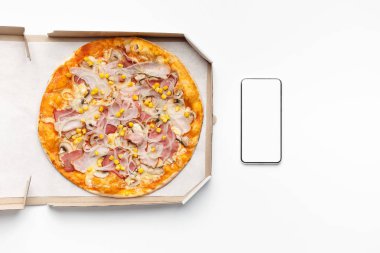 Gıda dır. Pizza kutusu ve boş ekran ile smartphone