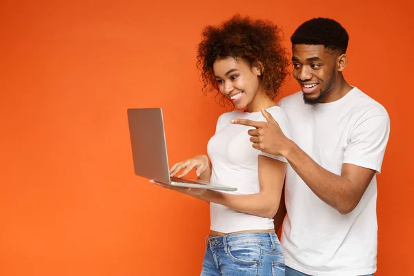 Attraktivt par som planerar sin resa med bärbar dator — Stockfoto