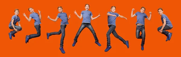 Rapaz a saltar, a correr, a acenar com as mãos no ar — Fotografia de Stock