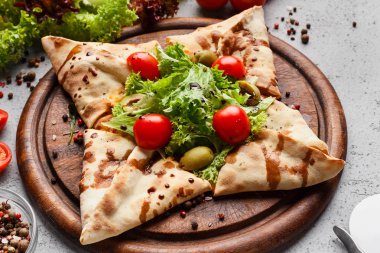 Yıldız marul ve domates ile dekore edilmiş pizza şeklinde