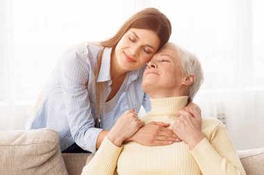 Anne, seni seviyorum. Mutlu kızı annesi kucaklayan