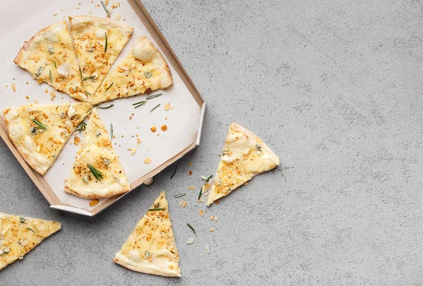 Pizza vier Käse im Lieferkarton, Ansicht von oben — Stockfoto