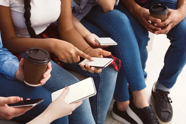 Blogger señalando con el dedo en la pantalla del teléfono, mostrando un nuevo post — Foto de Stock