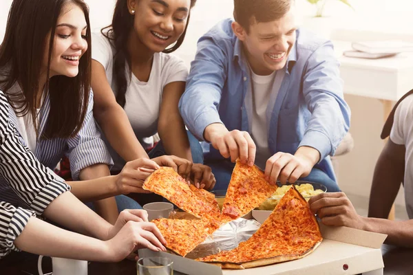 Amigos tomando rebanadas de pizza caliente de la caja de cartón — Foto de Stock