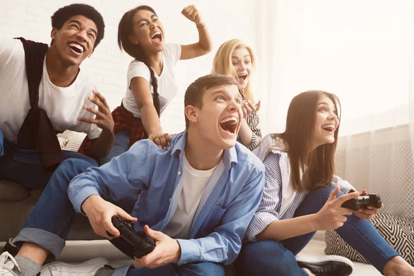Ενθουσιασμένοι φίλοι που παίζουν βιντεοπαιχνίδια στο σπίτι — Φωτογραφία Αρχείου