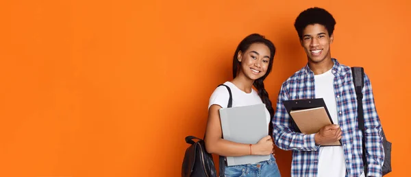 Bildungskonzept. Studenten mit Schulheften, leerer Raum — Stockfoto