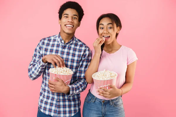 Afričan-američtí studenti jíst popcorn, sledovat film ve studiu — Stock fotografie