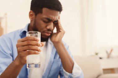 Baş ağrısı alarak hap evde olan Afrikalı-Amerikalı adam