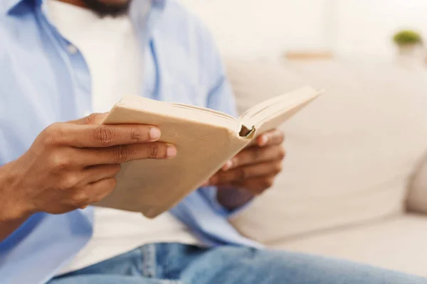 집에서 책을 읽고 블랙 남성 학생 — 스톡 사진
