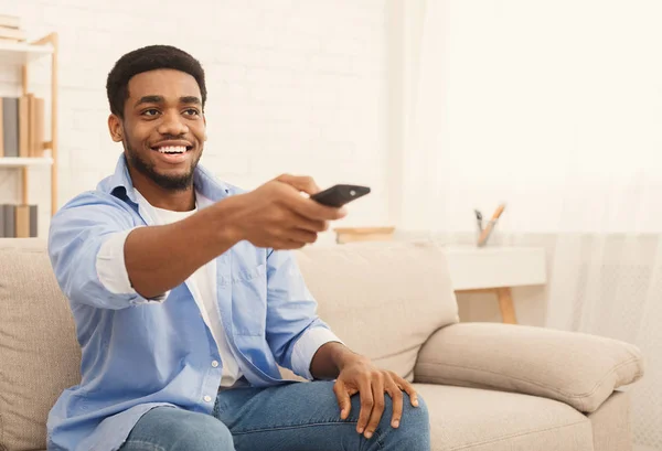 年轻的非洲裔美国人在家看电视 — 图库照片