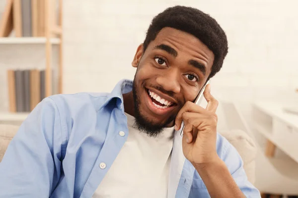 Hombre hablando por teléfono móvil y sonriendo — Foto de Stock