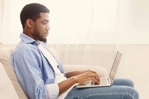 African-american man browsing work opportunities on laptop — Stock Photo, Image