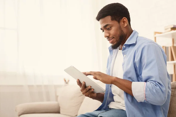 Молодий афроамериканець людиною, використовуючи цифровий планшетний — стокове фото