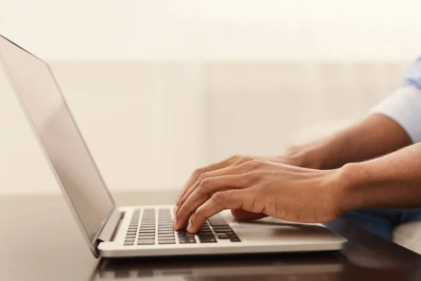 Svart man bloggare att skriva på laptop hemma — Stockfoto