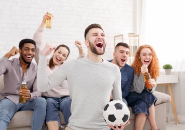 TV izlerken maç futbol taraftarları mutlu