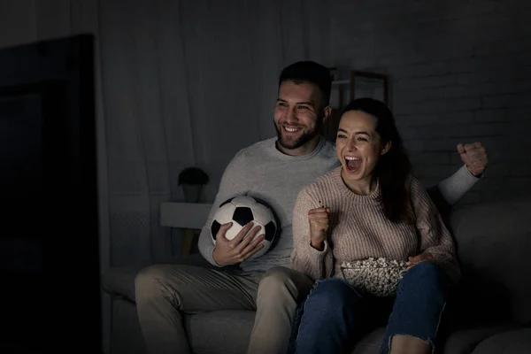 L'objectif. Couple regardant match de football à la télévision — Photo