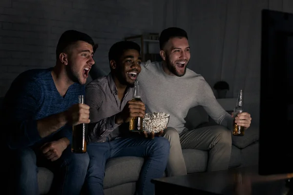 Futbolistas. Amigos animando a su equipo favorito en casa —  Fotos de Stock