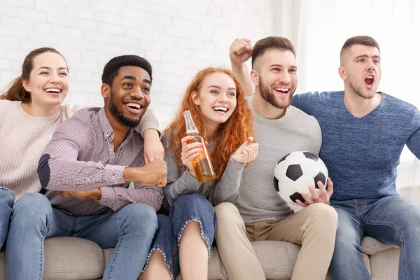 Amigos animando liga deportiva, viendo fútbol juntos — Foto de Stock