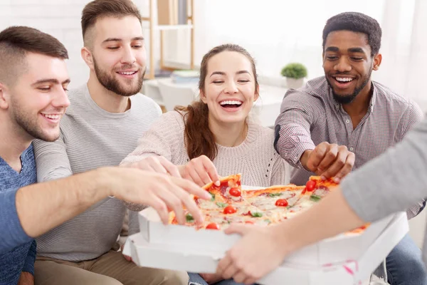 Vrienden nemen van segmenten van hete pizza uit kartonnen doos — Stockfoto