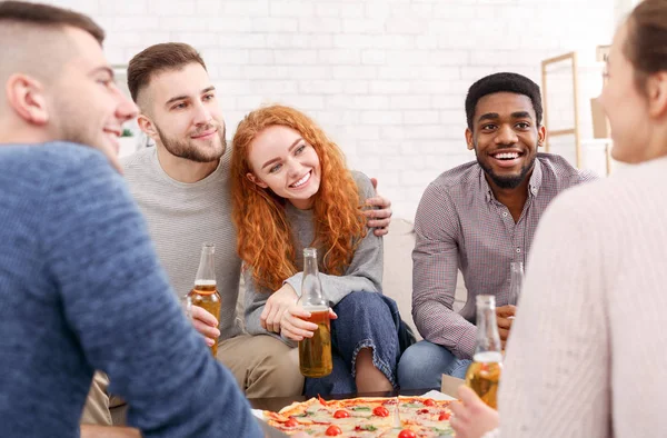 Melhores amigos. Jovens dando festa em casa — Fotografia de Stock